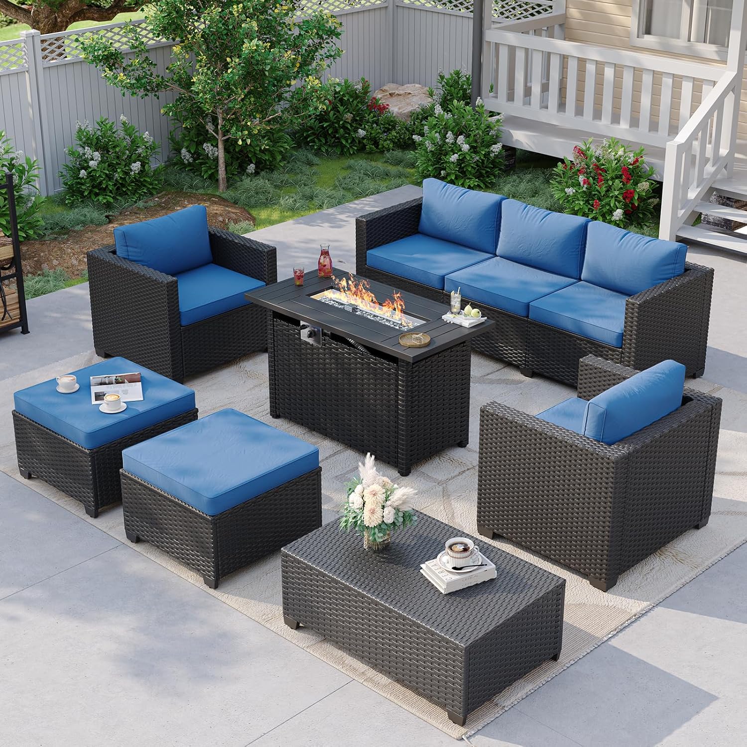 Outdoor Furniture Fire Pit - โซฟาแบบแยกส่วนสำหรับกลางแจ้งสีน้ำเงินกรมท่า พร้อมโต๊ะสำหรับวางเตาไฟและที่เก็บของ ชุดเฟอร์นิเจอร์ลานบ้านหวายและไม้ไผ่ 7 ชิ้น พร้อมออตโตมันและผ้าคลุมกันน้ำ